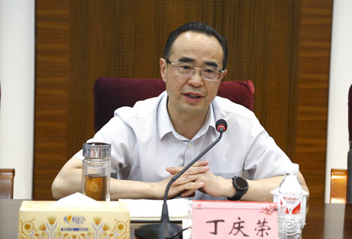 宜昌市經(jīng)信局局長丁慶榮一行到宜化集團(tuán)調(diào)研(圖4) 宜昌市經(jīng)信局局長丁慶榮一行到宜化集團(tuán)調(diào)研(圖4)