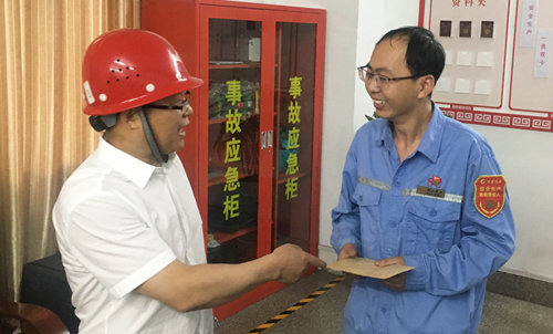 王大真到宜都園區(qū)、股份公司看望慰問(wèn)基層黨員(圖2)