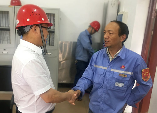 王大真到宜都園區(qū)、股份公司看望慰問(wèn)基層黨員(圖1)