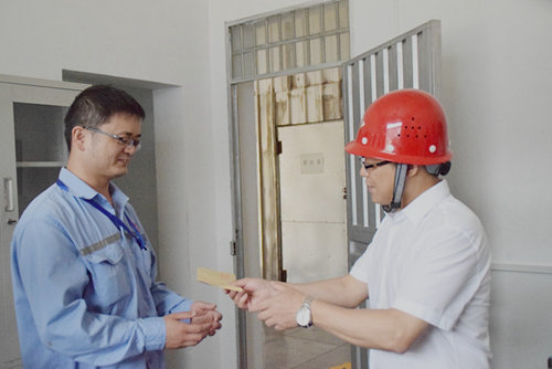 王大真到宜都園區(qū)、股份公司看望慰問(wèn)基層黨員(圖3)