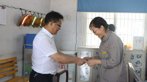 王大真到宜都園區(qū)、股份公司看望慰問(wèn)基層黨員(圖5)