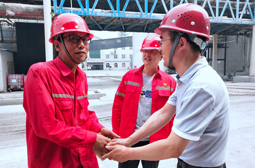 集團(tuán)領(lǐng)導(dǎo)看望慰問離退休黨員、基層困難黨員和年輕黨員(圖2)