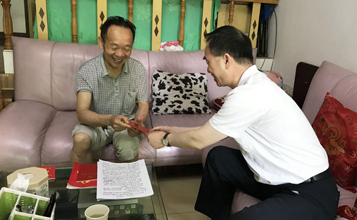 集團(tuán)領(lǐng)導(dǎo)看望慰問離退休黨員、基層困難黨員和年輕黨員(圖3)