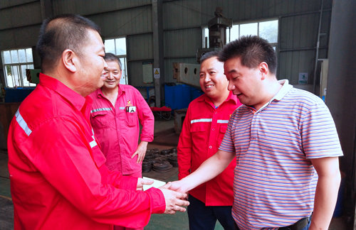 集團(tuán)領(lǐng)導(dǎo)看望慰問離退休黨員、基層困難黨員和年輕黨員(圖6)