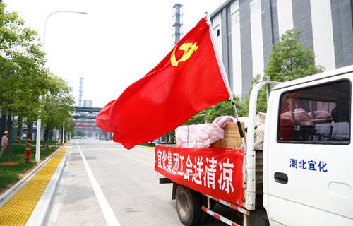 集團(tuán)總部機(jī)關(guān)到一線送清涼(圖1) 集團(tuán)總部機(jī)關(guān)到一線送清涼(圖1)