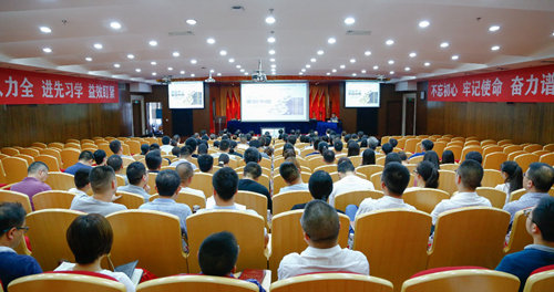 宜化集團(tuán)黨委中心組傳達(dá)學(xué)習(xí)全國安全生產(chǎn)電視電話會(huì)議精神(圖1) 宜化集團(tuán)黨委中心組傳達(dá)學(xué)習(xí)全國安全生產(chǎn)電視電話會(huì)議精神(圖1)