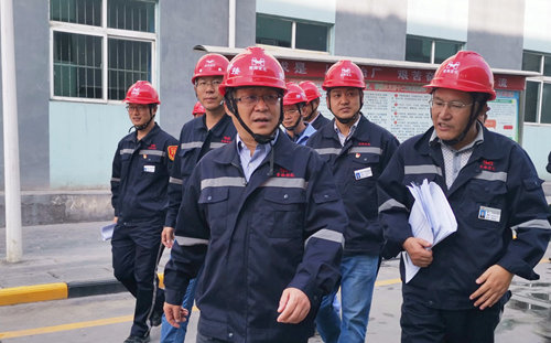 王大真到青海片區(qū)現(xiàn)場(chǎng)辦公(圖1) 王大真到青海片區(qū)現(xiàn)場(chǎng)辦公(圖1)