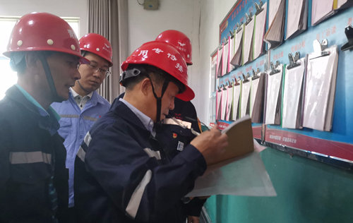 王大真到青海片區(qū)現(xiàn)場(chǎng)辦公(圖2) 王大真到青海片區(qū)現(xiàn)場(chǎng)辦公(圖2)