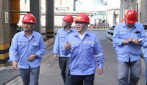 王大真深入雙環(huán)公司現(xiàn)場察看清潔文明生產(chǎn)推進情況(圖1) 王大真深入雙環(huán)公司現(xiàn)場察看清潔文明生產(chǎn)推進情況(圖1)