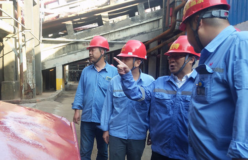 王大真深入雙環(huán)公司現(xiàn)場察看清潔文明生產(chǎn)推進情況(圖3) 王大真深入雙環(huán)公司現(xiàn)場察看清潔文明生產(chǎn)推進情況(圖3)