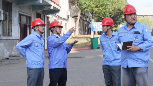 王大真深入雙環(huán)公司現(xiàn)場察看清潔文明生產(chǎn)推進情況(圖2) 王大真深入雙環(huán)公司現(xiàn)場察看清潔文明生產(chǎn)推進情況(圖2)