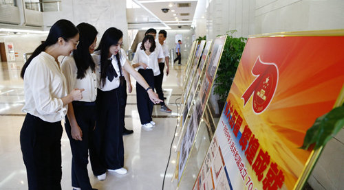 集團總部舉行《偉大歷程 輝煌成就——慶祝中華人民共和國成立70周年》圖片展(圖2) 集團總部舉行《偉大歷程 輝煌成就——慶祝中華人民共和國成立70周年》圖片展(圖2)