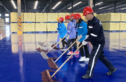 集團領(lǐng)導干部深入基層一線勞動(圖3) 集團領(lǐng)導干部深入基層一線勞動(圖3)