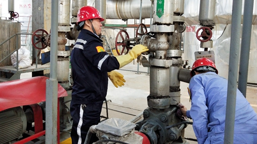 集團領(lǐng)導干部深入基層一線勞動(圖4) 集團領(lǐng)導干部深入基層一線勞動(圖4)