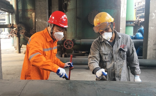 集團領(lǐng)導干部深入基層一線勞動(圖7) 集團領(lǐng)導干部深入基層一線勞動(圖7)