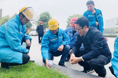 王大真到松滋肥業(yè)、楚星公司現(xiàn)場辦公(圖2)