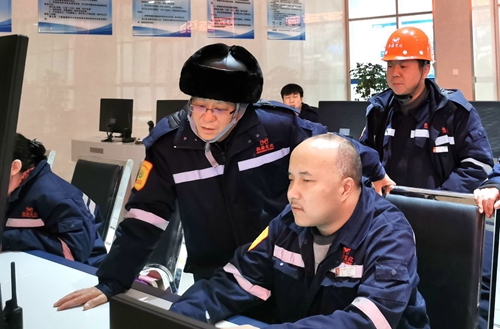 集團(tuán)領(lǐng)導(dǎo)春節(jié)前走訪慰問一線職工、困難職工和離退休老干部(圖1)