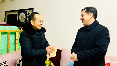 集團(tuán)領(lǐng)導(dǎo)春節(jié)前走訪慰問一線職工、困難職工和離退休老干部(圖3)
