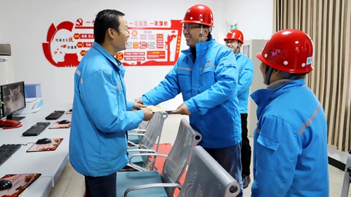 集團(tuán)領(lǐng)導(dǎo)春節(jié)前走訪慰問一線職工、困難職工和離退休老干部(圖6)