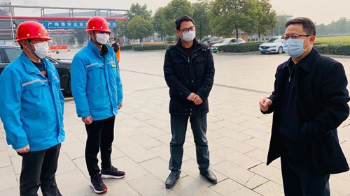 王大真到楚星公司和松滋肥業(yè)現(xiàn)場檢查疫情防控及安全生產情況(圖1) 王大真到楚星公司和松滋肥業(yè)現(xiàn)場檢查疫情防控及安全生產情況(圖1)