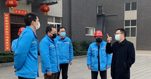 王大真到楚星公司和松滋肥業(yè)現(xiàn)場檢查疫情防控及安全生產情況(圖2) 王大真到楚星公司和松滋肥業(yè)現(xiàn)場檢查疫情防控及安全生產情況(圖2)