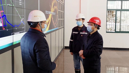 王大真到礦業(yè)公司檢查疫情防控和復工復產工作(圖2) 王大真到礦業(yè)公司檢查疫情防控和復工復產工作(圖2)