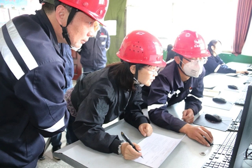 青海省應(yīng)急管理廳組織專家組到青海宜化進(jìn)行重大危險源企業(yè)專項檢查督導(dǎo)(圖1) 青海省應(yīng)急管理廳組織專家組到青海宜化進(jìn)行重大危險源企業(yè)專項檢查督導(dǎo)(圖1)