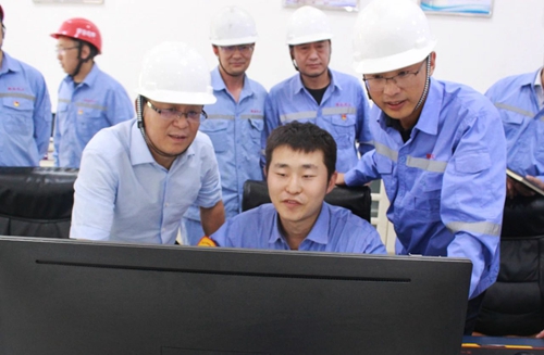 王大真一行到聯(lián)化公司現(xiàn)場辦公(圖1) 王大真一行到聯(lián)化公司現(xiàn)場辦公(圖1)