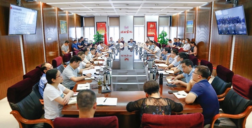 集團(tuán)召開效益分析會(huì)強(qiáng)調(diào):再鼓干勁 奮勇爭(zhēng)先 全力完成全年目標(biāo)任務(wù)(圖1) 集團(tuán)召開效益分析會(huì)強(qiáng)調(diào):再鼓干勁 奮勇爭(zhēng)先 全力完成全年目標(biāo)任務(wù)(圖1)