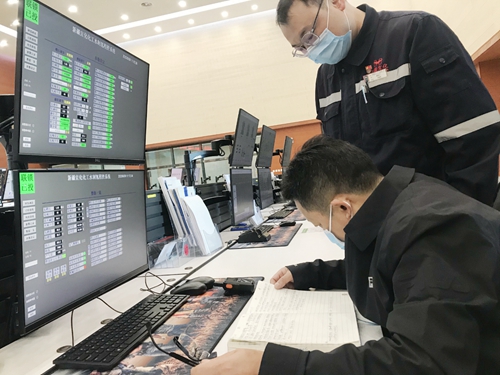 王大真到新疆宜化、新疆宜化礦業(yè)走訪慰問(wèn)干部職工(圖1)