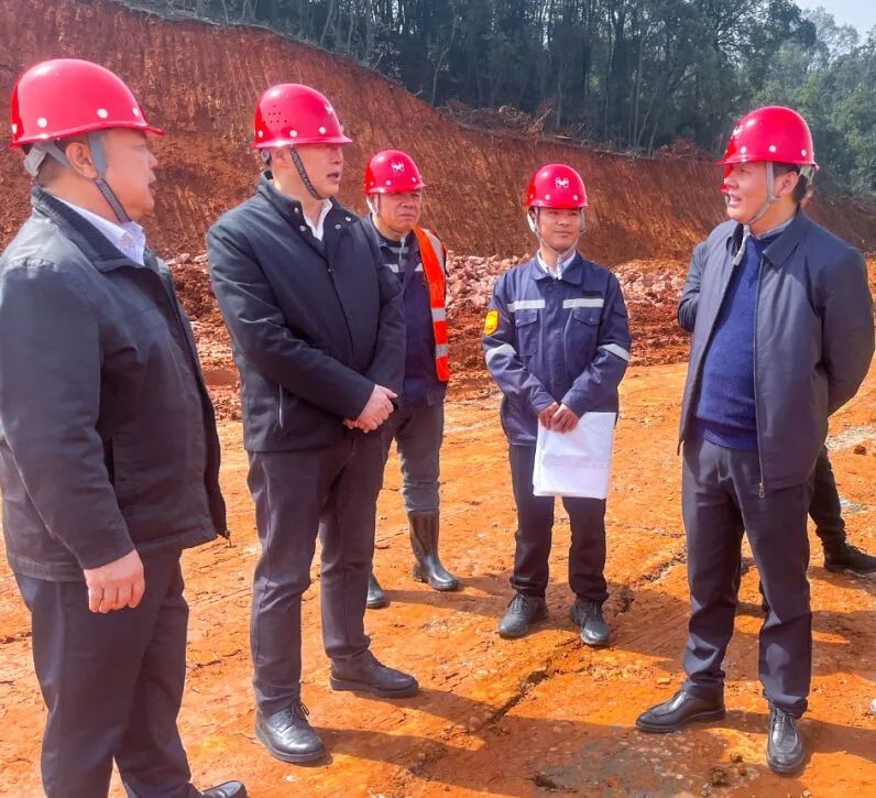 宜昌市國資委黨委書記、主任黃智華一行到楚星公司搬遷升級(jí)改造項(xiàng)目現(xiàn)場調(diào)研(圖2)