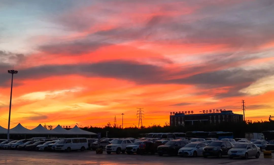 夜幕下的新疆宜化，有著別樣風(fēng)情(圖2)