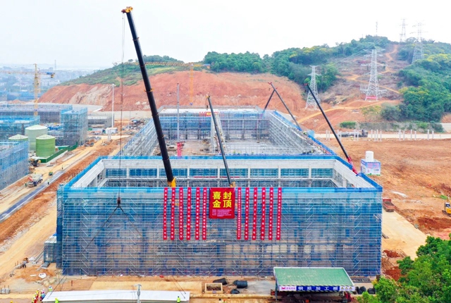 楚星生態(tài)項(xiàng)目尿素庫(kù)順利封頂(圖1) 楚星生態(tài)項(xiàng)目尿素庫(kù)順利封頂(圖1)