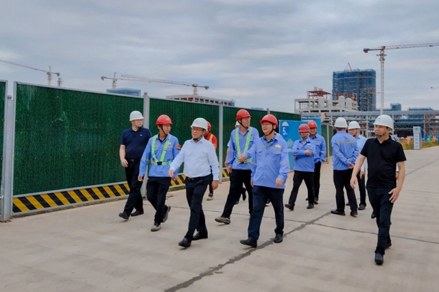 王大真帶隊(duì)走訪慰問一線干部職工(圖1) 王大真帶隊(duì)走訪慰問一線干部職工(圖1)