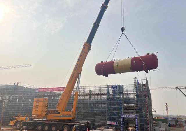 首臺(tái)大型設(shè)備“落戶”，氯堿新能源項(xiàng)目吹響工程設(shè)備安裝新號(hào)角！(圖1)