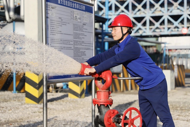 第一！股份公司鄢陽(yáng)獲頒宜昌市消防設(shè)施操作員“榮譽(yù)金頭盔”(圖3)