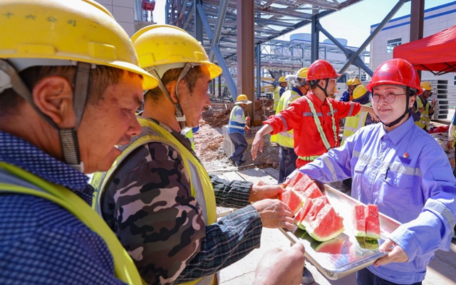 酷暑送清涼，關(guān)懷沁人心！宜化田家河園區(qū)全力保障職工高溫作業(yè)安全(圖1)
